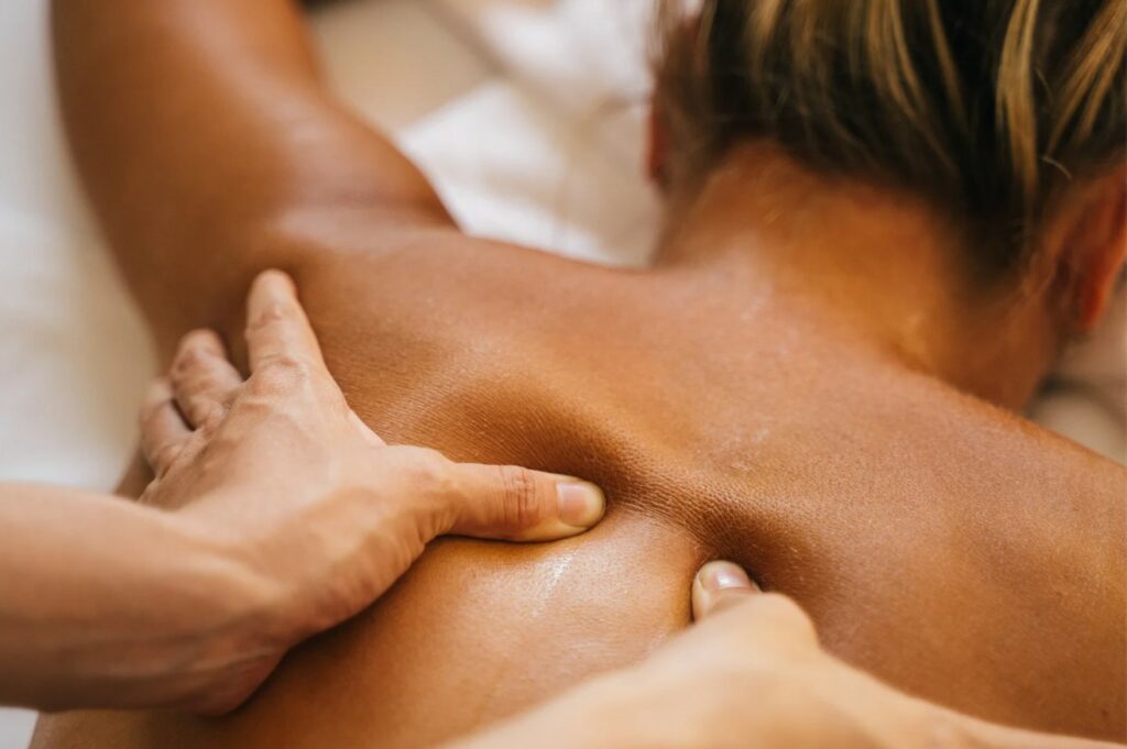 Femme recevant un massage sur le dos, symbolisant la détente, le bien-être et l'expérience de soin personnalisé offerte par Immersive Expérience. Soins et Massages à Domicile à Côte Bleue, Aix-en-Provence, Marseille, Àsalce et Annecy