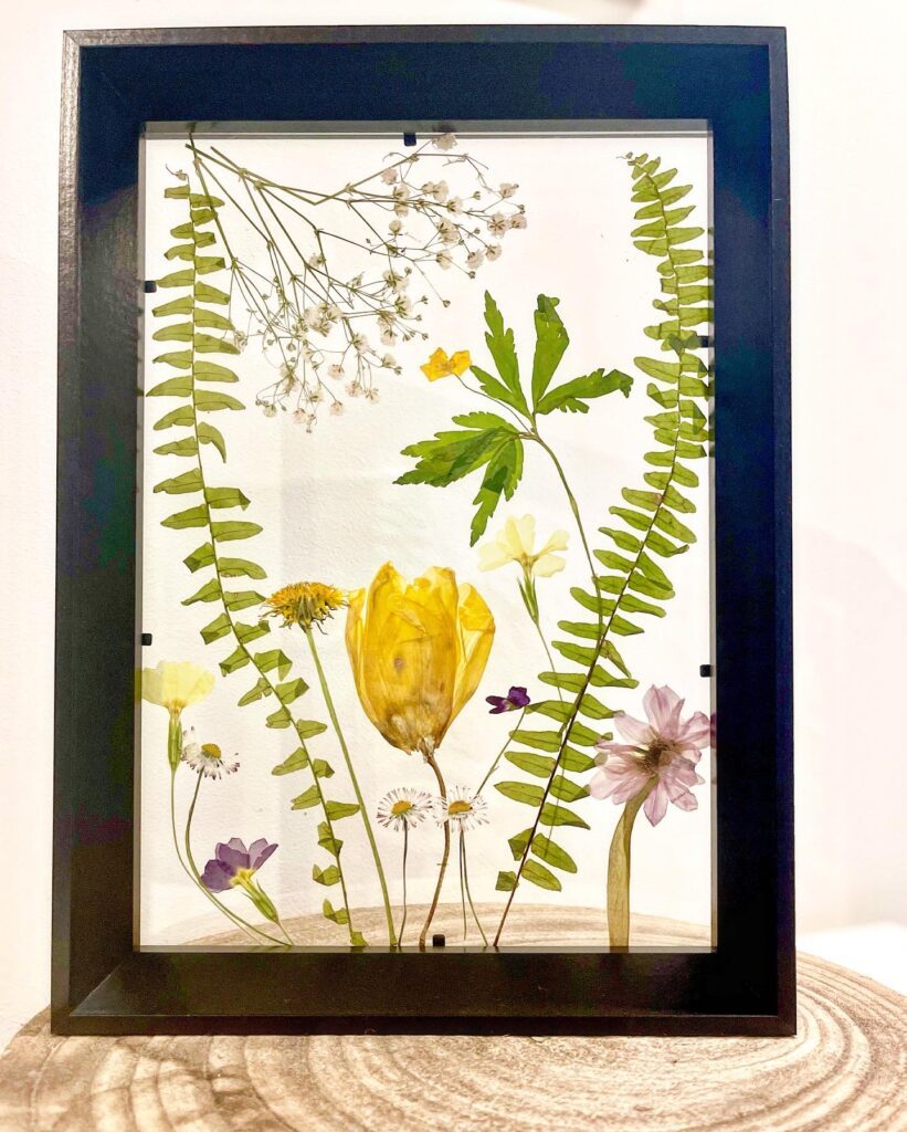 Tableau de fleurs séchées, réalisé par Céline Fleck, symbolisant l’amour pour les fleurs, la nature et l’art créatif. Céline, fondatrice d’Immersive Expérience