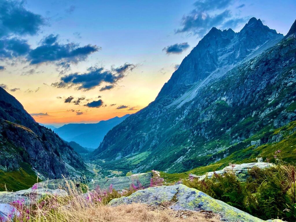 Paysage de montagne avec un lever de soleil, symbolisant le changement de région de Céline, fondatrice d’Immersive Expérience, pour Annecy. Céline, fondatrice d’Immersive Expérience