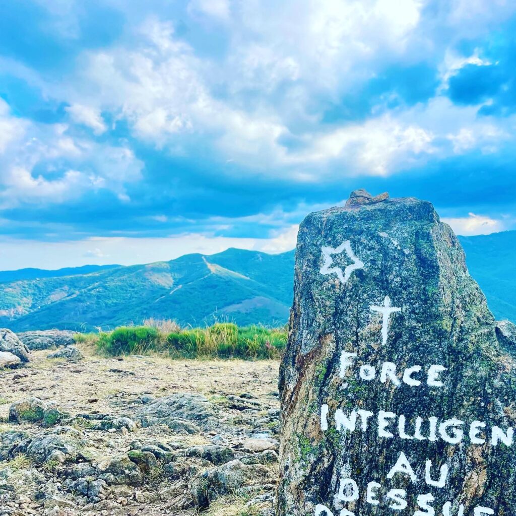 Roche avec gravure ‘Force Intelligence au-dessus’ avec une croix et une étoile, prise lors d’une randonnée.