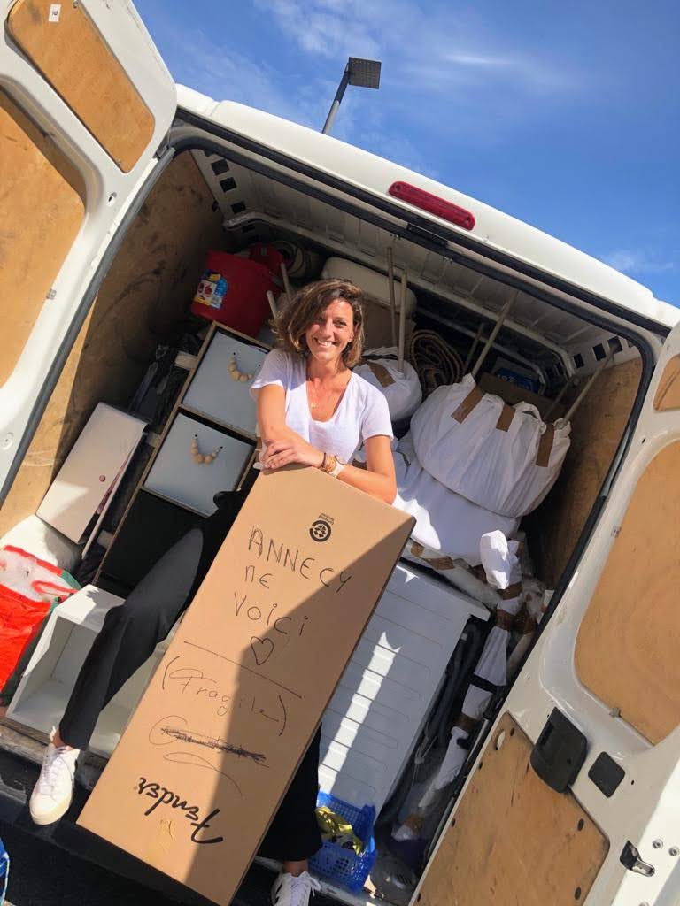 Céline en train de déménager sa villa à Annecy pour de nouvelles aventures, symbolisant le courage de croire en ses rêves.