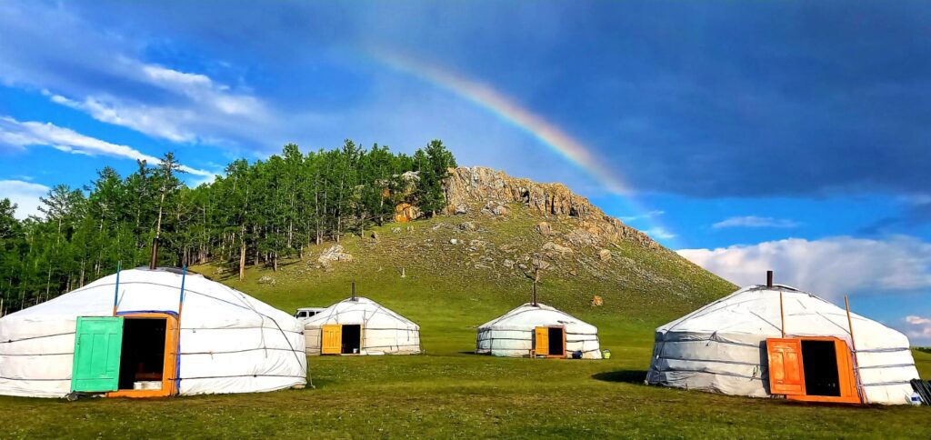 Campement de yourtes en plein milieu de la steppe de Mongolie, lors d’un voyage d’immersion totale chez les chamans.