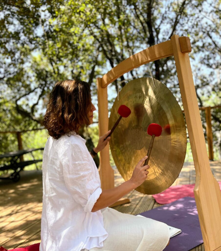 Céline jouant du gong en pleine nature