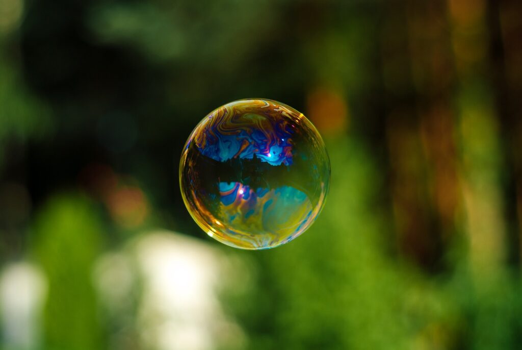 Bulle de sérénité flottant dans la nature, symbolisant la légèreté et l'harmonie des soins bien-être d'Immersive Expérience. Soins personnalisés et massages à domicile en Provence, la Côte Bleue , Marseille , Aix en Provence, Annecy,Alsace , hôtels, Airbnb et entreprises.