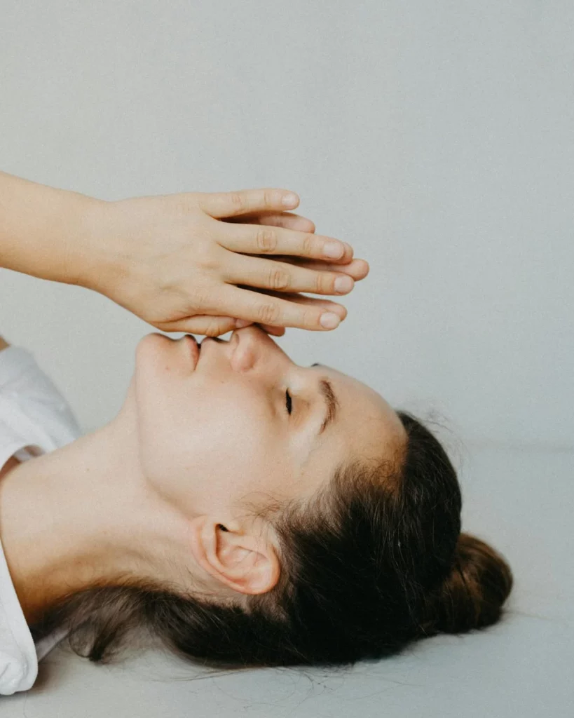 Femme allongée, les mains jointes, en pleine relaxation, illustrant l’histoire d’Immersive Expérience, une invitation à la détente profonde.