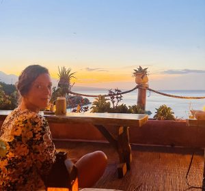 Céline en méditation au coucher de soleil à Bali, appréciant un moment de calme dans un lieu paradisiaque.