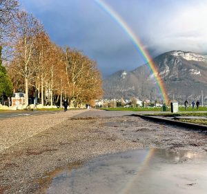 Arc-en-ciel au bord du lac d’Annecy après la pluie, capturant la magie et la beauté de la nature.